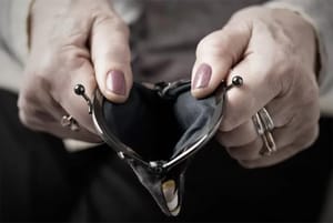 Tribunal anula contrato firmado por telefone e determina devolução de valores a idosa