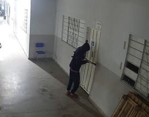 Ladrão é pego no flagra e PM impede furto de nove televisões em escola durante a madrugada