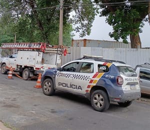 Construtora irregular é interditada e proprietário é conduzido por furto de energia
