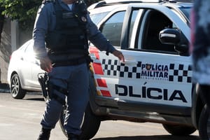 Pai e filho flagram idoso transando com cadela; suspeito foi preso em flagrante pela PM