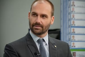 Decreto obriga retorno imediato de Eduardo Bolsonaro ao cargo de escrivão da PF