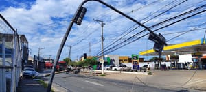 Veículo sai da pista, derruba poste e provoca risco elétrico na Avenida Doutor Meirelles, em Cuiabá