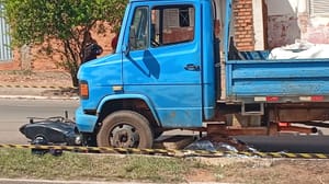 Motociclista morre após cair na pista e ser atropelado por caminhão em Várzea Grande