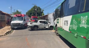 Colisão entre ônibus e carro de aplicativo deixa três passageiras feridas em Cuiabá; veja vídeo