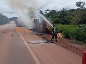 Carreta com carga de soja tomba e pega fogo na BR-163