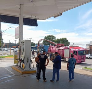 Força-tarefa fecha empresas e prende três por despejo ilegal de óleo em Cuiabá; veja vídeo