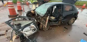 Carro fica destruído após batida com carreta e deixa dois feridos na BR-163
