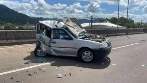 Idoso de 64 anos é arremessado de viaduto após colisão entre carros