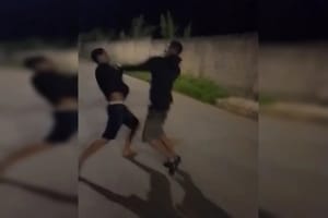 Rapaz de 19 ano morre com golpe de "mata-leão" após briga de rua; veja vídeo