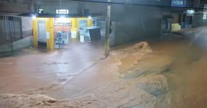 Moradores filmam deslizamentos e enxurradas que atingiram casas após chuvas intensas