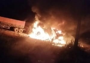 Colisão entre carretas provoca incêndio e mata motorista na BR-163; vítima tinha 45 anos