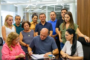 Prefeito sanciona leis que melhoram auxílio-maternidade e isenta IPTU em ruas sem asfalto