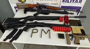 Funcionário é agredido e ameaçado pelo patrão; PM apreende 5 armas e mais de 400 munições