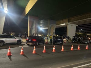 Operação fiscalizou mais de 200 veículos na Avenida do CPA; cinco foram presos