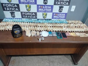 PMs da Força Tática prendem homem com cocaína, maconha, pasta base e R$ 12 mil em dinheiro
