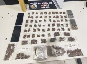 PMs prendem dupla por tráfico e apreende mais de 100 porções de drogas em Várzea Grande