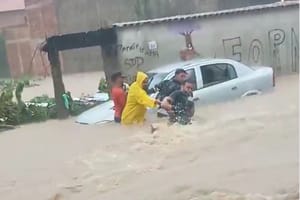 Cordão humano salva homem levado pela enxurrada em Paraty, no Rio de Janeiro