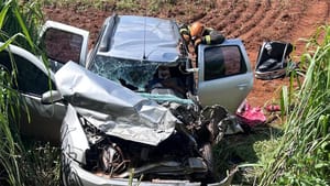 Acidente na BR-070 deixa 4 pessoas feriadas; uma vítima de 52 anos ficou presa às ferragens