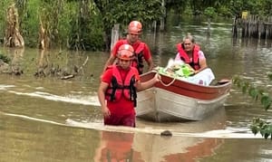 Bombeiros usam embarcação para resgatar idosa acamada e filha ilhadas em alagamento