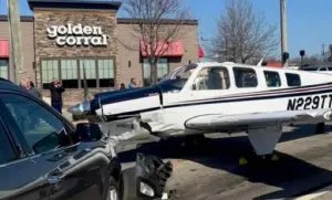 Avião monomotor faz pouso de emergência no meio do trânsito nos EUA; veja vídeo