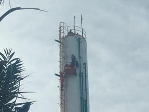 Homem cai em caixa d’água de 12 metros e é salvo em operação arriscada em Cuiabá