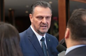 Oposição leva ao STF pedido de impeachment de Carlos Fávaro e outros 15 ministros de Lula