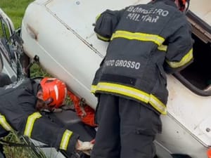 Vítimas ficam presas as ferragens após acidente entre carro e caminhão na BR-163