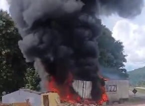 Carreta sai da pista, atinge borracharia e motorista morre em Nobres