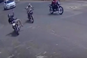 Tiroteio em via pública deixa motociclista gravemente ferido e adolescente é preso
