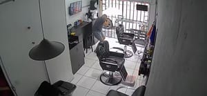 PM fora de serviço reage a assalto e mata criminoso em barbearia; veja vídeo