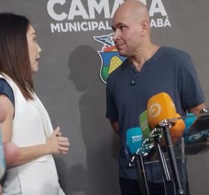 Vereadora Maysa interrompe coletiva de Abilio e provoca embate ao vivo com prefeito na Câmara