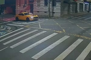 Vídeo mostra o momento em que homem joga Mustang contra a ex e dirige com ela no capô