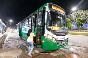“Se beber, não dirija”: transporte gratuito garante fluxo seguro de foliões