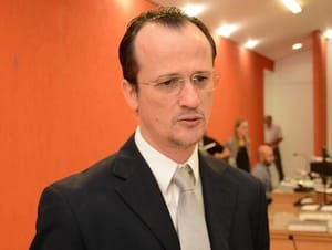 Juiz nega ameaça com arma e afirma ter sido intimidado por jardineiro com serra elétrica