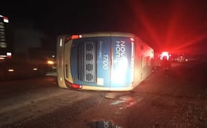 Ônibus tomba após pane mecânica em Cuiabá e deixa dois passageiros feridos
