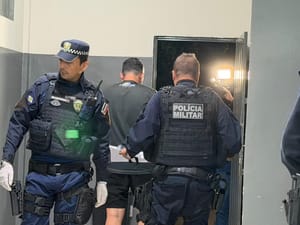 Policial penal embriagado provoca pânico, faz disparos e é preso após confusão em posto