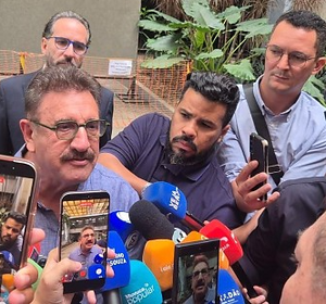 "Meu filho não é nem de esquerda nem de direita. Ele olha pra frente", diz Ratinho em visita a Cuiabá