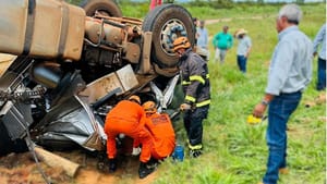 Vítima é retirada das ferragens após uso de caminhões munck, macacos hidráulicos, esmerilhadeira e um tirfor