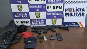 PM resgata vítimas mantidas reféns durante roubo a residência; fuzil e pistola foram apreendidos