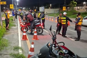 Fiscalização em Cuiabá apreende 45 motos e prende 4 condutores na Avenida Parque do Barbado