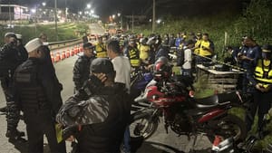 Operação na Avenida Dante Martins de Oliveira termina com três prisões e 52 motos removidas