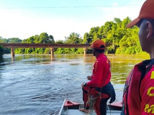 Bombeiros militares resgatam corpo de homem que se afogou no Rio Sepotuba, em Tangará da Serra