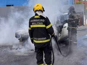 Corpo de Bombeiros combate incêndio em carro de passeio no bairro Alvorada, em Cuiabá