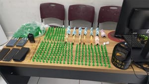 PMs da Força Tática localizam suspeitos por salve e apreende 300 porções de cocaína