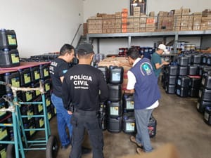 PC e ANP apreendem 2,6 mil litros de óleo lubrificante com suspeita de irregularidades