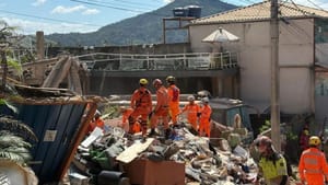 Idoso de 87 anos é resgatado com vida de escombros após desabamento de casa de repouso em BH