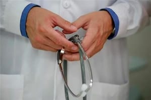 MEC aplica sanções a cursos de Medicina na Universidade de Cuiabá após desempenho ruim