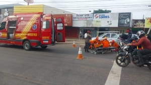 Sinal fechado: carro atinge traseira de moto de aplicativo e passageira fica ferida em VG