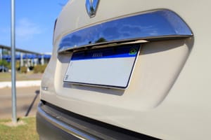 Placa perdida ou quebrada exige vistoria e emissão de novo documento