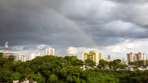 Risco de chuvas intensas atinge todos os municípios de MT; Cuiabá permanece em alerta